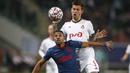 Bek Atletico Madrid, Renan Lodi, berebut bola dengan penyerang Lokomotiv Moscow, Fedor Smolov, pada laga lanjutan Liga Champions 2020/2021di Stadion Lokomotiv, Rabu (4/11/2020) dini hari WIB. Atletico Madrid bermain imbang 1-1 melawan Lokomotiv Moscow. (AFP/Maxim Shemetov/pool)
