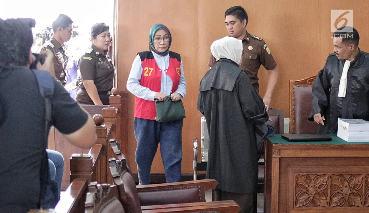 Terdakwa kasus dugaan penyebaran berita bohong atau hoaks, Ratna Sarumpaet memasuki ruangan untuk menjalani sidang lanjutan di Pengadilan Negeri Jakarta Selatan, Selasa (14/5/2019). Sidang tersebut dengan agenda pemeriksaan terhadap dirinya. (Liputan6.com/Faizal Fanani)