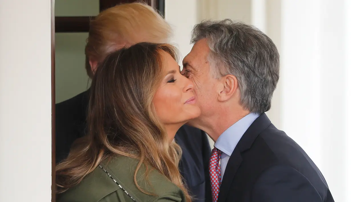 Melania Trump saat menyambut Presiden Argentina Mauricio Macri di Gedung Putih, Washington, AS, (27/4). Busana yang dipakai Melania Trump bernilai sekitar Rp54 juta. (AP Photo/Pablo Martinez Monsivais)