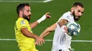 Striker Real Madrid, Karim Benzema, berebut bola dengan bek Villarreal, Mario Gaspar, pada laga lanjutan La Liga pekan ke-37 di Estadio Alfredo Di Stefano, Jumat (17/7/2020) dini hari WIB. Real Madrid menang 2-1 atas Villarreal. (AFP/Gabriel Bouys)