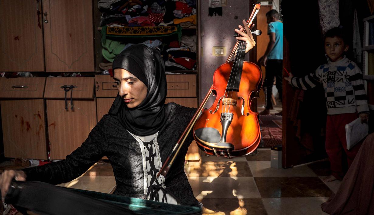 Tahun lalu, Jawaher al-Aqraa mengatakan kepada AFP bahwa musik adalah cara untuk "melarikan diri" dari kehidupan sehari-harinya di Gaza. (Eyad BABA/AFP)