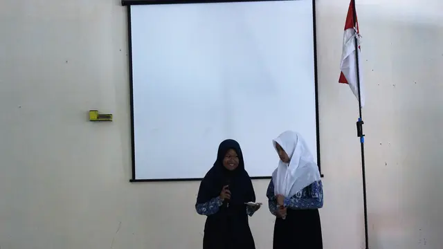 Ziah dan Za’roh menyampaikan materi bahaya merokok kepada teman-temannya di SMPN 2 Losari