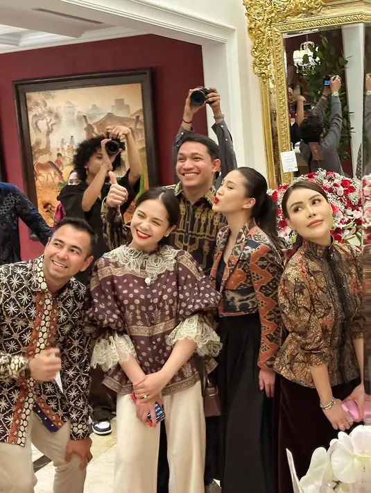 Penampilan Nagita di pembukaan Le Nusa Jakarta menjadi sorotan. Dengan blouse karya desainer lokal dan tas berkelas internasional, ia menunjukkan kemampuannya memadukan gaya yang tidak hanya mencerminkan keanggunan, tetapi juga mendukung karya anak bangsa. [@raffinagita1717].