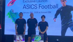 Tiga brand ambassador ASICS Football di Indonesia, Rizky Ridho, Nova Arianto, dan Ryo Matsumura, dalam peluncuran produk baru di Jakarta, Kamis (15/1/2026). (Bola.com/Benediktus Gerendo Pradigdo)