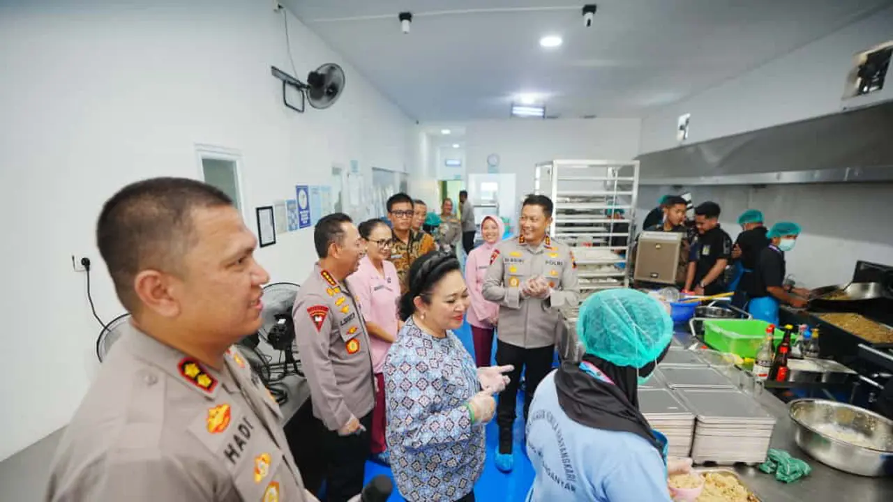 Kapolri-Ketua Komisi IV tinjau SPPG di Jateng