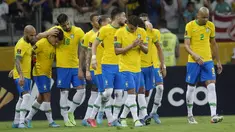 Gelandang Brasil, Philippe Coutinho (kedua kiri) berselebrasi bersama rekan-rekannya usai mencetak gol ke gawang Paraguay pada laga Kualifikasi Piala Dunia 2022 zona CONMEBOL di stadion Mineirao di Belo Horizonte, Brasil, Rabu (2/2/2022). Brasil menang atas Paraguay 4-0. (AP Photo/Andre Penner)