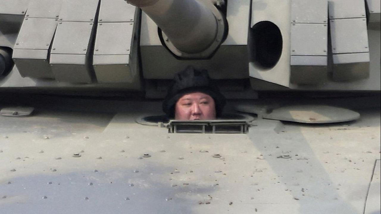Dalam aksinya, Kim Jong-un terlihat berada di bawah moncong tank. Dia tampak memakai pelindung kepala khusus. Gayanya bak serdadu perang.&nbsp;Foto: KCNA via REUTERS