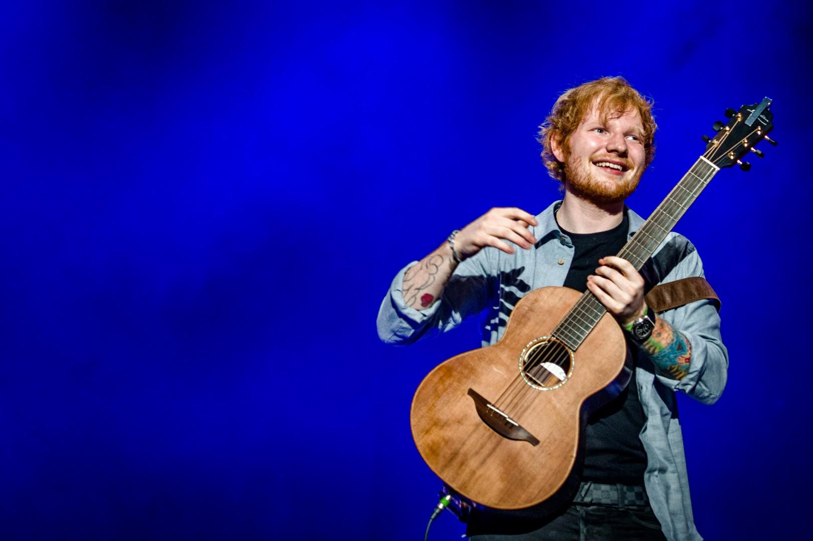 Ed Sheeran juga mengunggah fotonya bersama James Blunt di akun media sosial miliknya, difoto yang diunggahnya ia memberi keterangan yang menyatakan telah bertunangan. (Bintang/EPA)