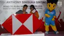Atlet muda Indonesia Anthony Sinisuka Ginting membubuhkan tanda tangan kepada pengunjung dalam Road to Blibli Indonesia Open 2019 di Neo Soho, Jakarta, Minggu (14/7/2019). Turnamen bulu tangkis yang diikuti oleh 236 pebulu tangkis berlangsung 16-21 Juli di Istora Senayan. (Liputan6.com/HO/Rizky)
