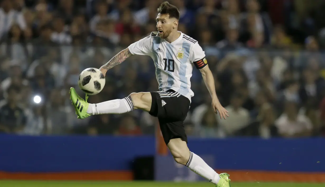 Aksi pemain Argentina, Lionel Messi mengontrol bola saat melawan Haiti pada laga uji coba di Buenos Aires, Argentina, (29/5/2018). Argentina menang 4-0.  (AP/Natacha Pisarenko)