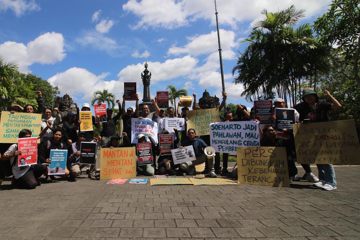 Puluhan jurnalis melakukan aksi solidaritas di depan Monumen Bajra Sandhi, Renon, Kota Denpasar, Minggu (16/11), menolak gugatan perdata Menteri Pertanian, Andi Amran Sulaiman terhadap Media Tempo.