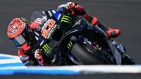Pembalap MotoGP Prancis dari tim Monster Energy Yamaha MotoGP, Fabio Quartararo, melaju di tikungan saat kualifikasi Grand Prix MotoGP Australia di Phillip Island pada 18 Oktober 2025. (Paul CROCK/AFP)