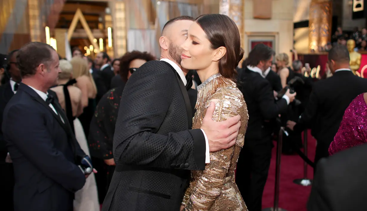 Justin Timberlake dan Jessica Biel saat menghadiri Academy Awards ke-89 di Hollywood, California, AS (26/2). Justin tampil menyanyikan salah satu nominasi lagu terbaik "Can't Stop the Feeling," dari "Trolls". (Christopher Polk / Getty Images / AFP)
