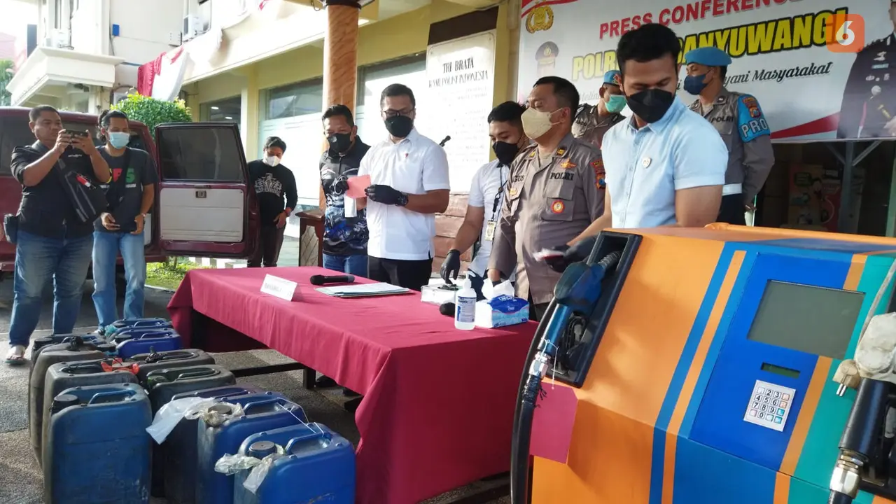Sejumlah barang bukti dalam kasus dugaan penimbunan BBM dihadirkan dalam pers konference di Mapolresta Banyuwangi (Hermawan Arifianto/Liputan6.com)