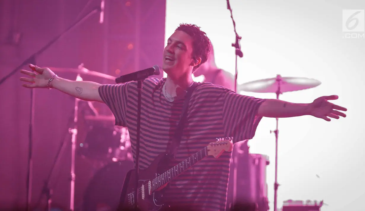 Penampilan band indie pop asal Los Angeles, LANY membawakan lagu pada konser di kawasan SCBD, Jakarta, Selasa (27/3). Band yang beranggotakan enam personel itu membawakan lima lagu karya mereka. (Liputan6.com/Faizal Fanani)