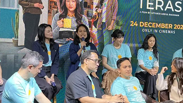 Putri Ayudya, mengangkat mic dalam konferensi pers official poster & soundtrack film Filosofi Teras di kawasan Jakarta pada, (27/10/2026). (Liputan6.com/Afradhiya N. R)