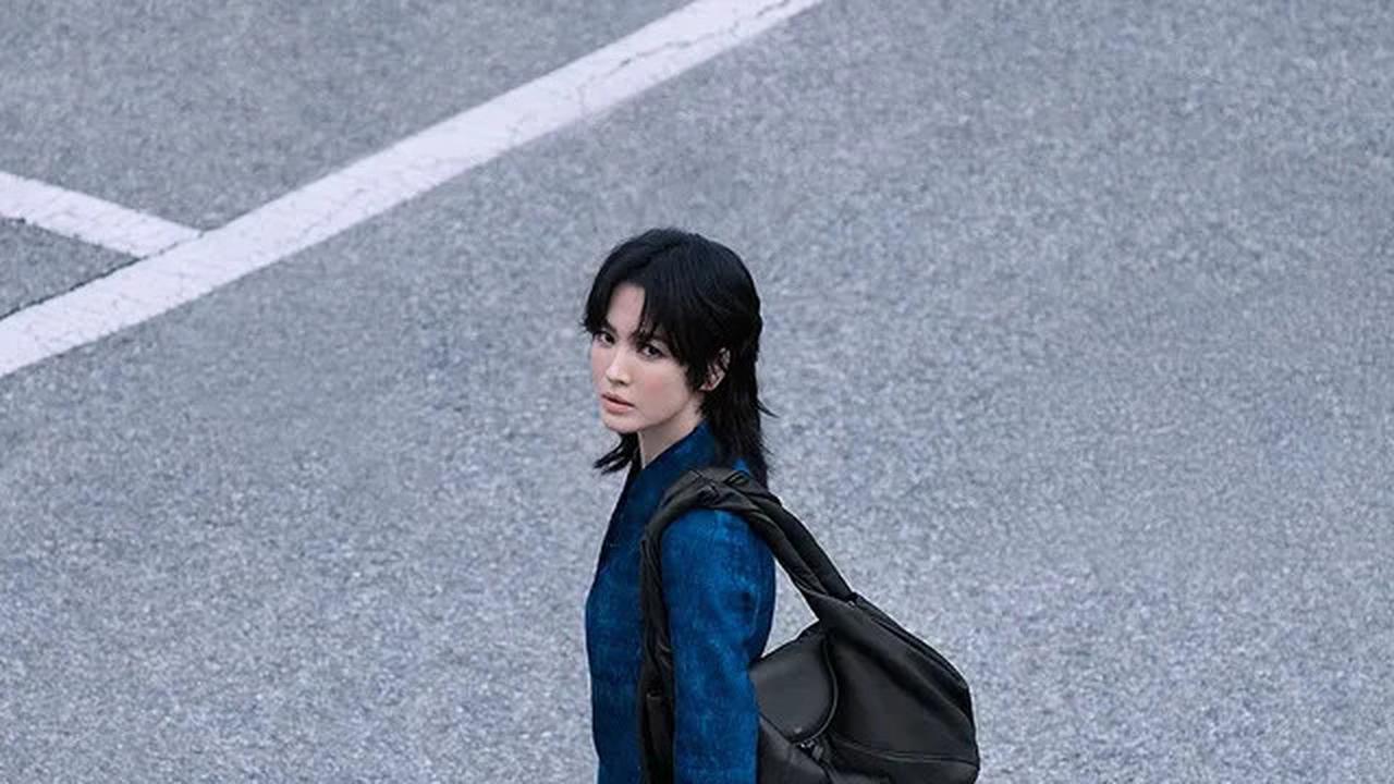 Manglingi! Song Hye Kyo Tampil Fresh dengan Rambut Wolf Cut Sambil Jinjing Tas Rp79,5 Juta