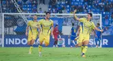 Pemain Persib Bandung, Federico Barba, melakukan selebrasi setelah mencetak gol ke gawang Arema FC pada laga pekan keenam BRI Super League 2025/2026 di Stadion Kanjuruhan, Kabupaten Malang, Senin (22/9/2025) sore WIB. (Bola.com/Iwan Setiawan)