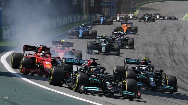 Foto: Start dari Posisi 10, Lewis Hamilton Tikung Verstappen dan Akhirnya Finis di Posisi Pertama F1 GP Brasil