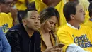 Penyanyi, John Legend bersama sang istri Chrissy Teigan saat menyaksikan pertandingan final NBA 2016 antara Golden State Warriors dan Cleveland Cavaliers di Oracle Arena, California, USA (2/6/2016). (Kyle Terada-USA TODAY Sports)