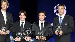 Peraih UEFA Club Football Awards 2008-09, dari kiri, Edwin Van der Sar, Lionel Messi, Xavi Hernandez, dan John Terry, berpose di sela-sela drawing Liga Champions di Monaco, 27 Agustus 2009. AFP PHOTO STEPHANE DANNA 