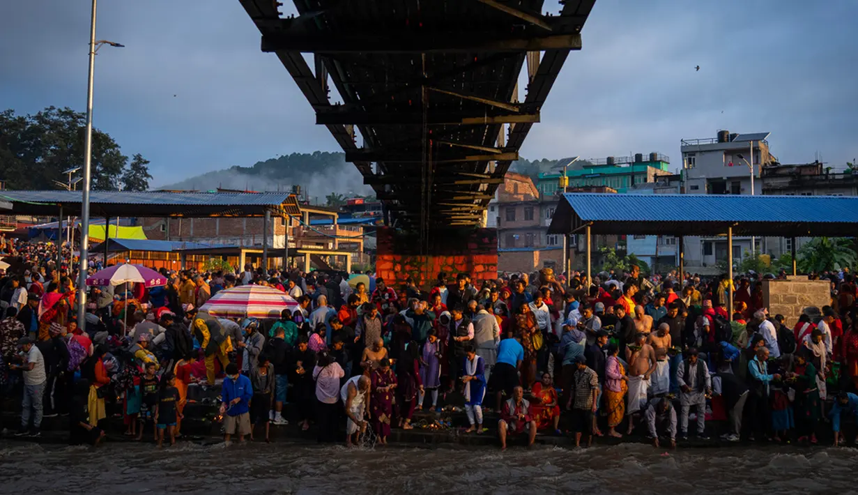 Kuse Aunsi juga merupakan festival Hindu Nepal dalam merayakan ikatan ayah dan anak, setara dengan perayaan Hari Ayah. (AP Photo/Niranjan Shrestha)