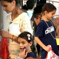 Katie Holmes dan Suri Cruise (via radaronline.com)