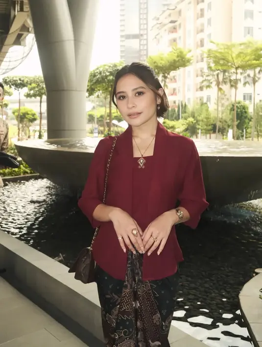 Didampingi sang kekasih, Omara Esteghlal, Prilly tampil serasi dalam balutan outfit bernuansa earthy yang hangat. Keduanya menunjukkan chemistry yang manis, sekaligus menjadi representasi gaya kondangan pasangan muda yang elegan tanpa terkesan berlebihan. [@prillylatuconsina96].