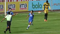 Pemain Persib, Atep saat mencetak gol ke gawang Mitra Kukar pada laga Torabika SC 2016 di Stadion Gelora Bandung Lautan Api, Sabtu (18/6/2016). (Bola.com/Nicklas Hanoatubun)