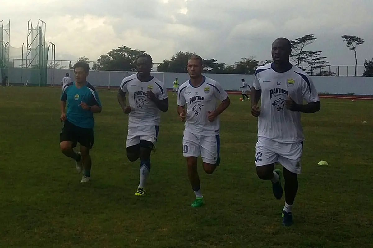 Michael Essien, Raphael Maitimo, dan Carlton Cole