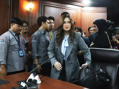 Anggota Dewan Perwakilan Rakyat nonaktif, Nafa Urbach bersiap mengikuti sidang pembacaan putusan kasus dugaan pelanggaran kode etik di Mahkamah Kehormatan Dewan (MKD), Kompleks Parlemen, Senayan, Jakarta, Rabu (5/11/2025). Nafa Urbach dinyatakan terbukti melanggar kode etik dan Mahkamah Kehormatan Dewan (MKD) DPR meminta yang bersangkutan untuk berhati-hati menyampaikan pendapat dan menjaga perilaku. Nafa dijatuhi sanksi berupa non aktif selama 3 bulan berlaku sejak putusan dibacakan dan dihitung sejak penonaktifan yang bersangkutan sebagaimana putusan DPP Partai Nasdem. (merdeka.com/Arie Basuki)