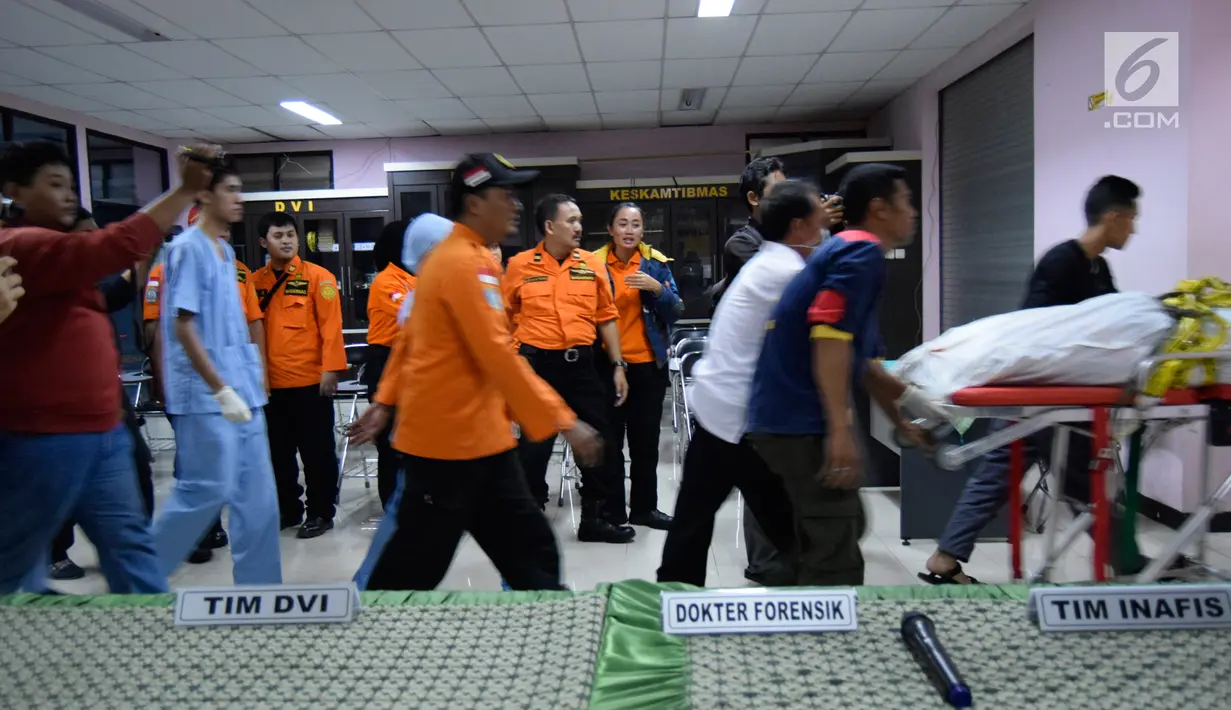 Petugas membawa jenazah korban jatuh helikopter Basarnas di RS Bhayangkara Semarang (3/7). Sebelumnya, helikopter jenis Dauphin milik Basarnas dilaporkan terjatuh di Kabupaten Temanggung. (Liputan6.com/Gholib)