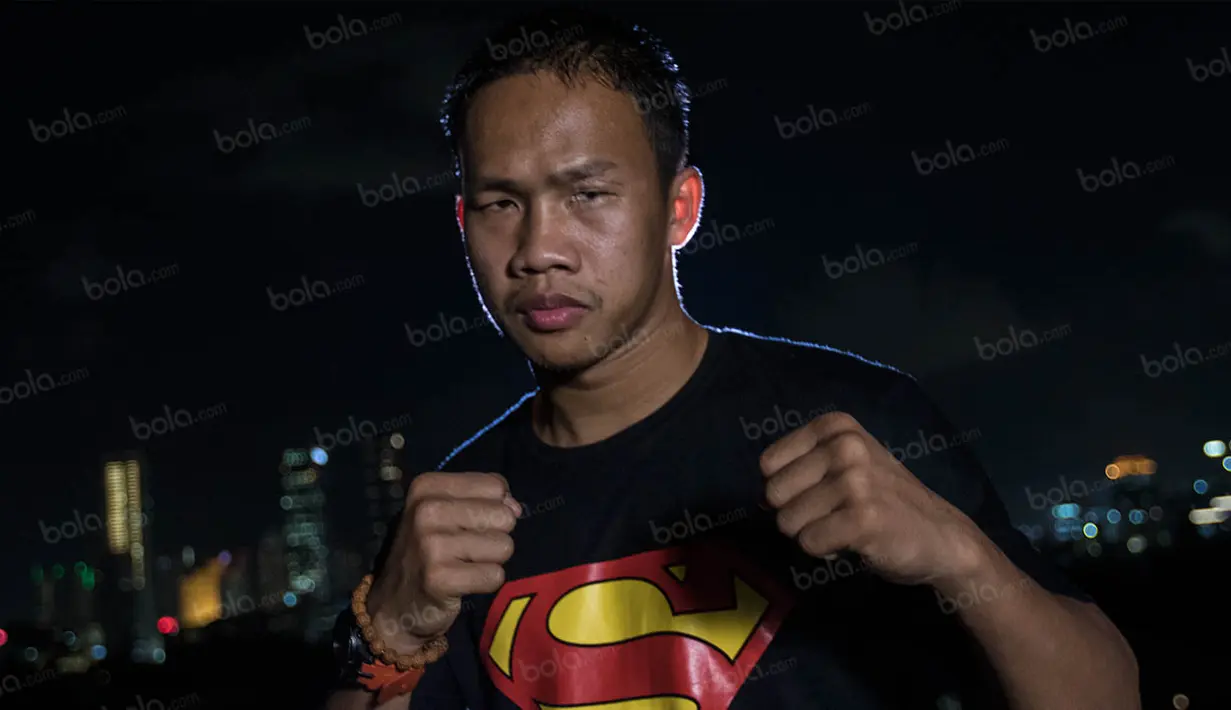 Pada kedatangannya Daud Yordan bercerita tentang pengalaman saat bertanding di Uruguay serta keinginannya menjadi juara dunia tinju. (Bola.com/Vitalis Yogi Trisna)