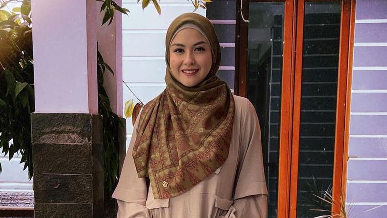 <b>4. Gamis Kerut Lengan ala Revalina S Temat</b><br>