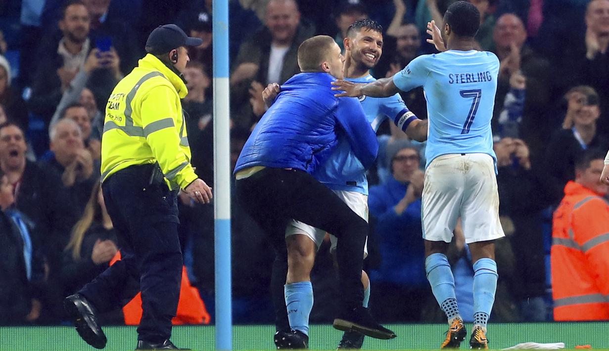 Sergio Aguero merayakan gol bersama fans saat melawan Wolverhampton pada laga Piala Liga Inggris di Etihad Stadium, Manchester, (24/10/2017. City menang adu penalti 4-1. (Tim Goode/PA via AP)