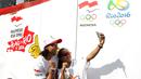 Atlet Indonesia Dedeh Erawati (kiri) dan Triyaningsih berfoto selfie saat kampanye Indonesia Bisa Emas, Road to Rio 2016 di Senayan, Jakarta, Minggu (20/3/2016). (Bola.com/Nicklas Hanoatubun)