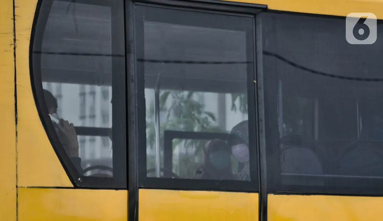 Sejumlah pasien COVID-19 terlihat dalam bus sekolah saat tiba di RSD Wisma Atlet, Kemayoran, Jakarta, Selasa (17/11/2020). Jumlah pasien COVID-19 di Tower 6 dan 7 RSD Wisma Atlet naik 32 persen. (merdeka.com/Iqbal S. Nugroho)