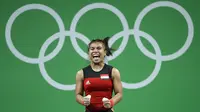 Atlet angkat besi Indonesia, Sri Wahyuni Agustiani, merayakan keberhasilannya meraih perak pada Olimpiade Rio 2016 di Rio de Janeiro, Brasil, Sabtu (6/8/2016). (AP/Mike Groll) 