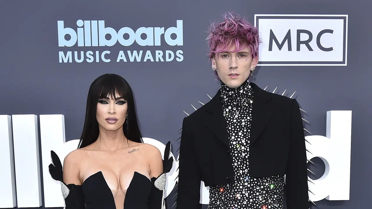 Machine Gun Kelly Gandeng Megan Fox di Billboard Music Awards 2022, Kukunya Dihiasi 880 Berlian