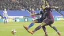 Aksi pemain Manchester City, Danilo (kanan) berusaha melewati adangan pemain Wigan, Nathan Byrne pada laga babak kelima Piala FA di DW Stadium, Wigan, (19/2/2018). Manchester City kalah 0-1.  (AP/Rui Vieira)
