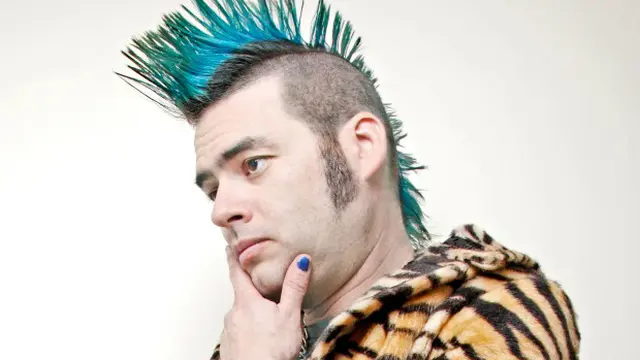 Vokalis NOFX Tendang Muka Fans di Atas Panggung