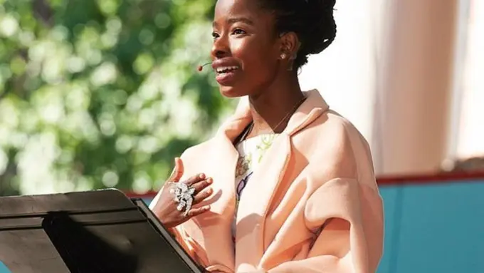 Amanda Gorman, aktivis perempuan termuda Amerika, akan tampil membacakan puisi berjudul “The Hill We Climb” di pelantikan presiden Amerika Serikat, Joe Biden pada Rabu(20/01)f