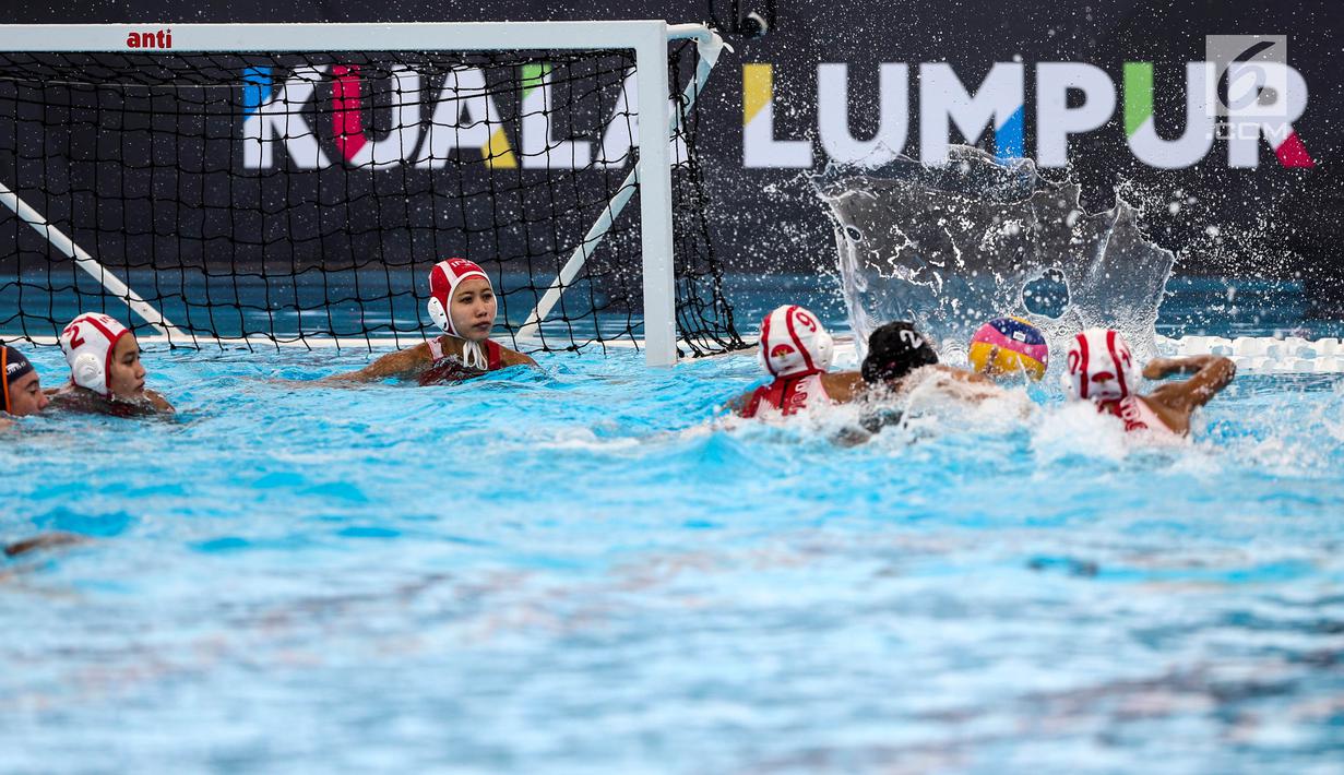 Atlet polo air putri Indonesia saat beraksi melawan atlet polo air putri Malaysia  di National Aquatic Center, Bukit Jalil, Kuala Lumpur, Malaysia, Sabtu (19/8). Indonesia mengalahkan Malaysia dengan skor 7-1. (Liputan6.com/Faizal Fanani)
