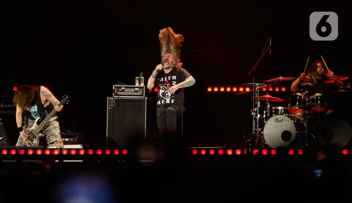 Penampilan grup band asal Amerika Suicide Silence saat tampil pada Festival musik hammersonic 2024 di Pantai Carnaval Ancol, Jakarta, Minggu (5/5/2024). (Liputan6.com/Herman Zakharia)