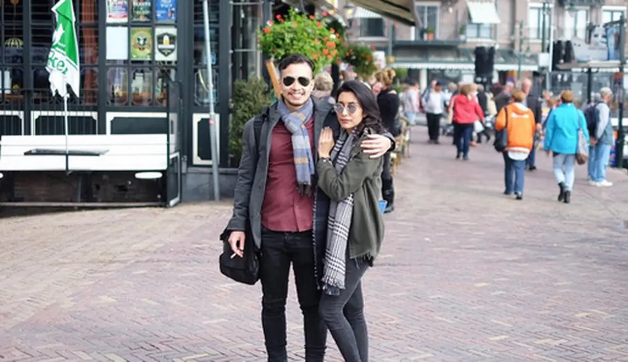 Kebahagiaan keduanya dibagikan dalam akun instagramnya. Dalam akun instagramnya, terlihat hari pertama keduanya sedang di Volendam. "Late honeymoon trip. Day 1: Netherlands." tulis raidensoe. (Instagram/tyasmirasih)