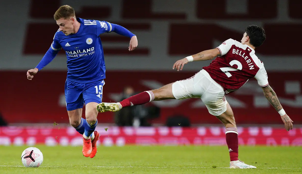 Gelandang Leicester City, Harvey Barnes berusaha melewati bek Arsenal, Hector Bellerin pada pertandingan lanjutan Liga Inggris di Stadion Emirates di London, Inggris, Minggu (25/10/2020). Leicester City menang 1-0 atas Arsenal. (Will Oliver/Pool via AP)