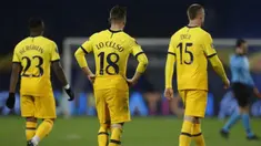 Para pemain Tottenham Hotspur berjalan meninggalkan lapangan usai kalah 0-3 dari Dinamo Zagreb dalam laga leg kedua babak 16 besar Liga Europa 2020/2021 di Maksimir Stadium, Zagreb, Kamis (18/3/2021). Tottenham tersingkir dan gagal lolos ke perempatfinal. (AP/Darko Bandic)