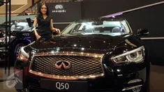 Seorang model bergaya di sisi kendaraan sedan Infinity Q50 yang dipamerkan di Jakarta Auto Show 2015, Rabu (28/10/2015). Infinity Q50 dibanderol dengan harga sekitar 890 juta rupiah. (Liputan6.com/Helmi Fithriansyah)