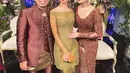 Yuki Kato juga kenakan kebaya sabrina dengan desain yang super simple tanpa payet berlebih. [@yukikt].