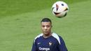 Pemain Prancis, Kylian Mbappe terlihat berlatih jelang laga Grup D melawan Belanda di Home Deluxe Arena Stadium, Paderborn, Jerman, Rabu (19/06/2024) waktu setempat. (AP Photo/Hassan Ammar)